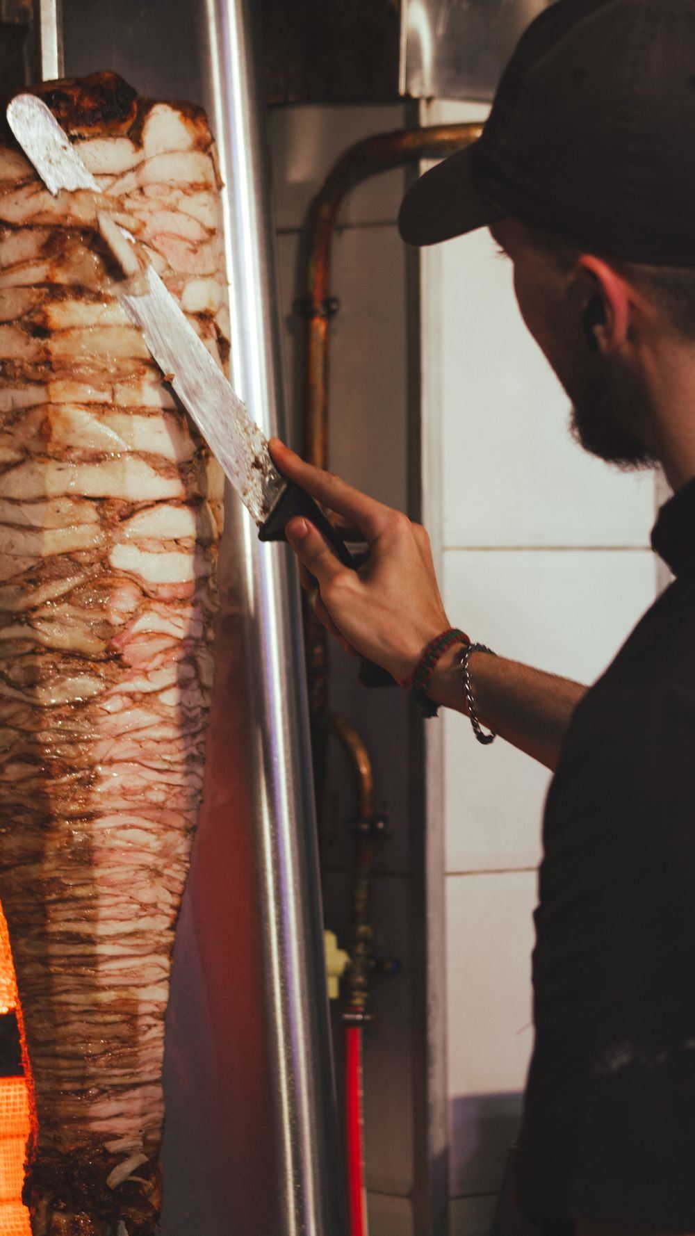 Döner wird frisch vom Spieß geschnitten